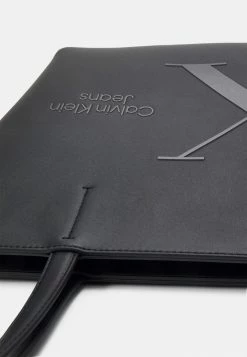 Calvin Klein Jeans SCULPTED SHOPPER - Cabas - Black -Calvin Klein Elegant Magasin 3573d4c71a304803ae8c6c80a12f5d41