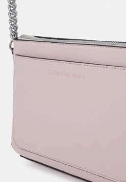 Calvin Klein Jeans SCULPTED MONO CAMERA - Sac Bandoulière - Pale Conch Shell -Calvin Klein Elegant Magasin 39f8da50bc6144b7aedf04b9972a07f6