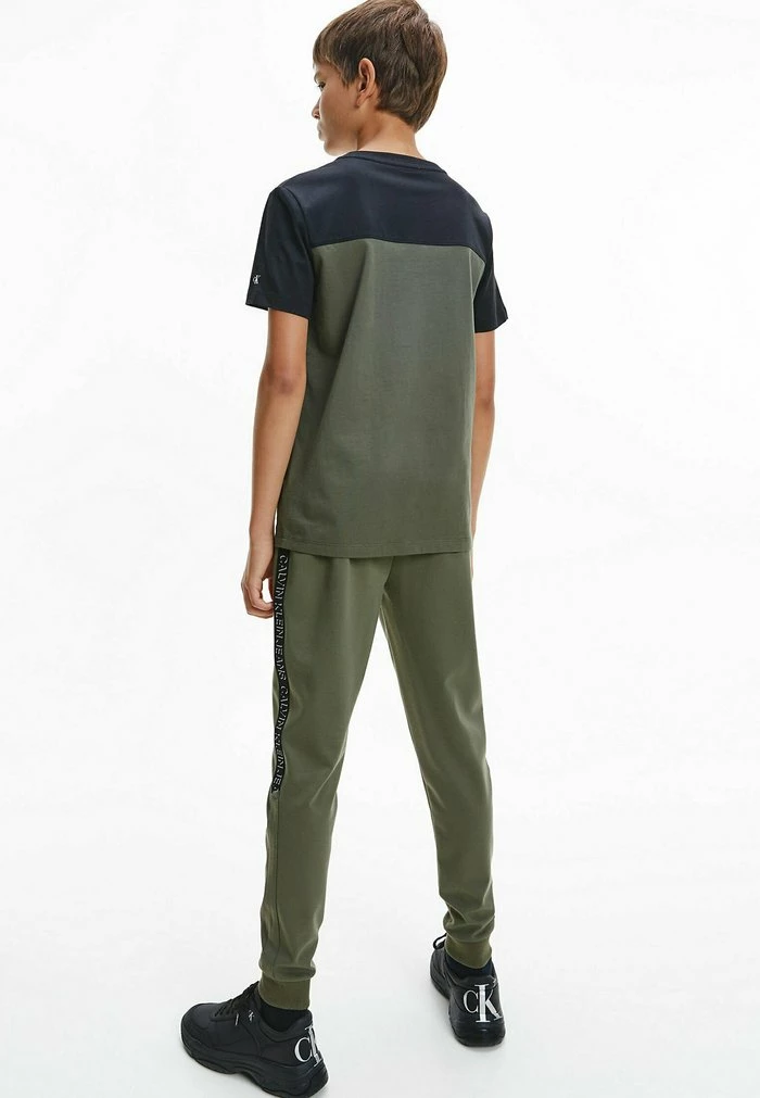 Calvin Klein Jeans SLIM ORGANIC BLOCK - T-shirt Basique - Grape Leaf 2 Calvin Klein Jeans SLIM ORGANIC BLOCK - T-shirt Basique - Grape Leaf – Image 2