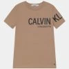 Calvin Klein Jeans HERO LOGO FITTED - T-shirt Imprimé - Tawny Sand