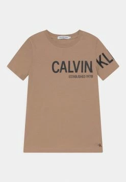 Calvin Klein Jeans HERO LOGO FITTED - T-shirt Imprimé - Tawny Sand