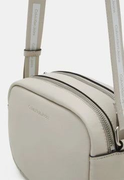 Calvin Klein Jeans ULTRALIGHT DOUBLE ZIP CAMERA BAG - Sac Bandoulière - Eggshell -Calvin Klein Elegant Magasin 3ba70ae89e02470480d7f7a2f314246a