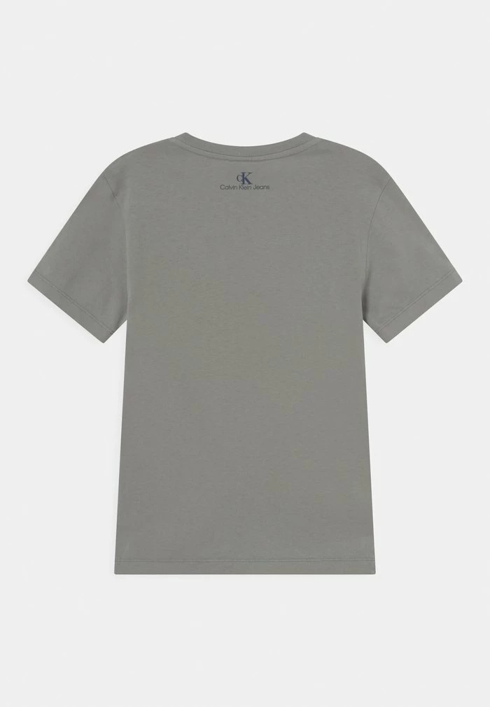Calvin Klein Jeans POCKET TEE UNISEX - T-shirt Imprimé - Grey 2 Calvin Klein Jeans POCKET TEE UNISEX - T-shirt Imprimé - Grey – Image 2