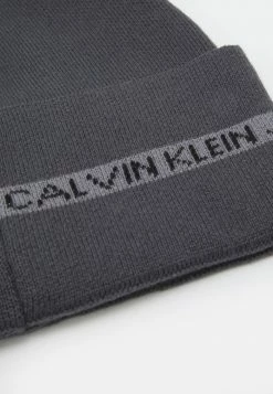 Calvin Klein Jeans TAPE BEANIE AND SCARF SET - Écharpe - Black -Calvin Klein Elegant Magasin 3d4641f1e9fd4c669aaf0e3e7f841e60