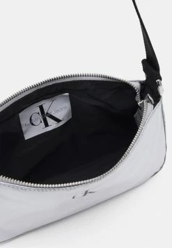 Calvin Klein Jeans FESTIVE SHOULDER BAG UNISEX - Sac Bandoulière - Silver Metallic 7 Calvin Klein Jeans FESTIVE SHOULDER BAG UNISEX - Sac Bandoulière - Silver Metallic -Calvin Klein Elegant Magasin 3d5e093361154ff98e4c7aa3a37a323e