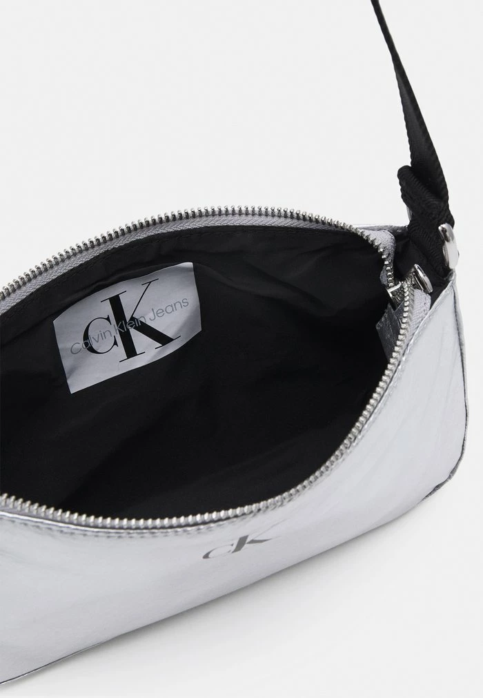 Calvin Klein Jeans FESTIVE SHOULDER BAG UNISEX - Sac Bandoulière - Silver Metallic 3 Calvin Klein Jeans FESTIVE SHOULDER BAG UNISEX - Sac Bandoulière - Silver Metallic – Image 3