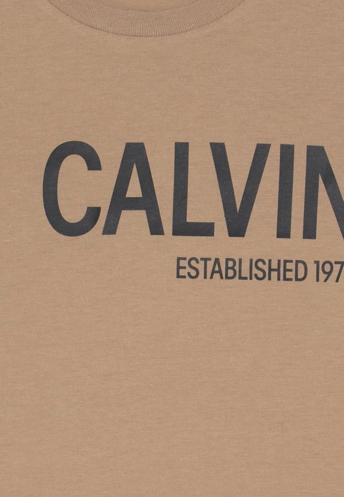 Calvin Klein Jeans HERO LOGO FITTED - T-shirt Imprimé - Tawny Sand 3 Calvin Klein Jeans HERO LOGO FITTED - T-shirt Imprimé - Tawny Sand – Image 3