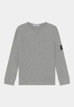 Calvin Klein Jeans BADGE - T-shirt à Manches Longues - Light Grey Heather 5 Calvin Klein Jeans BADGE - T-shirt à Manches Longues - Light Grey Heather -Calvin Klein Elegant Magasin 3dff97c09dfe4dc880b79f40c5b00aac