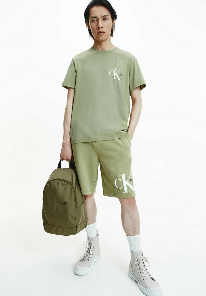 Calvin Klein Jeans BOXY MONOGRAM - T-shirt Imprimé - Faded Olive 2 Calvin Klein Jeans BOXY MONOGRAM - T-shirt Imprimé - Faded Olive – Image 2