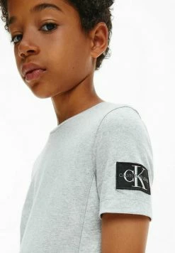 Calvin Klein Jeans BLOCKING BADGE FITTED - T-shirt Imprimé - Light Grey Heather -Calvin Klein Elegant Magasin 3f6c082ce7c84d4e993c10695e137273