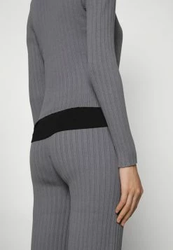 Calvin Klein Jeans MONOGRAM BADGE CROPPED CARDIGAN - Gilet - Fossil Grey 10 Calvin Klein Jeans MONOGRAM BADGE CROPPED CARDIGAN - Gilet - Fossil Grey -Calvin Klein Elegant Magasin 3f8f7ee9cd994347a9f58e8af65ef8cd