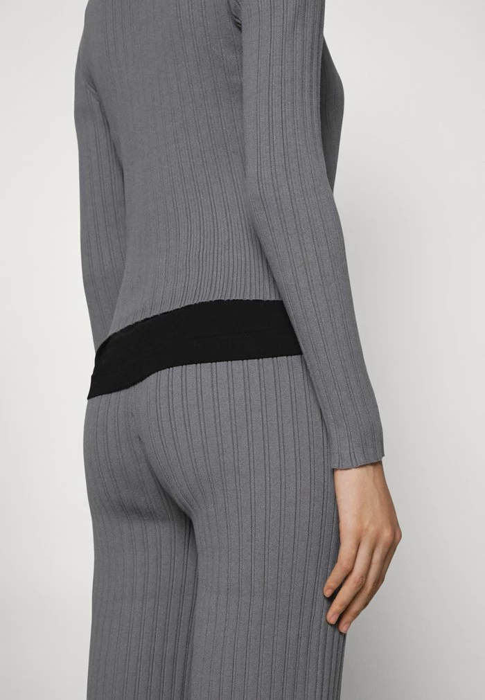 Calvin Klein Jeans MONOGRAM BADGE CROPPED CARDIGAN - Gilet - Fossil Grey 4 Calvin Klein Jeans MONOGRAM BADGE CROPPED CARDIGAN - Gilet - Fossil Grey – Image 4