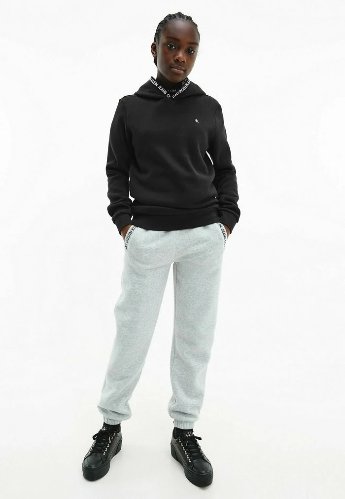 Calvin Klein Jeans INTARSIA LOGO HOODIE UNISEX - Sweat à Capuche - Ck Black 1 Calvin Klein Jeans INTARSIA LOGO HOODIE UNISEX - Sweat à Capuche - Ck Black