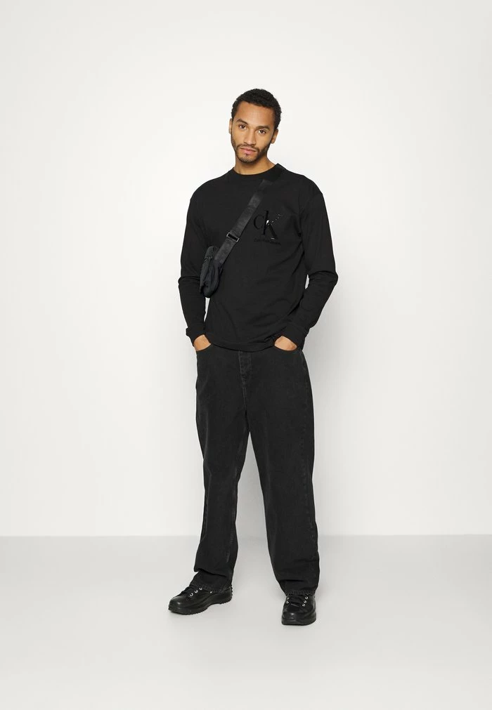 Calvin Klein Jeans SPLICED BACK GRAPHIC - T-shirt à Manches Longues - Black 2 Calvin Klein Jeans SPLICED BACK GRAPHIC - T-shirt à Manches Longues - Black – Image 2