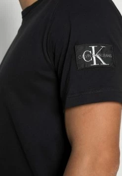 Calvin Klein Jeans MONOGRAM SLEEVE BADGE TEE - T-shirt Basique - Black -Calvin Klein Elegant Magasin 41cc245126dd41c9963dbbe9238ad20f