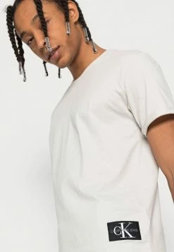 Calvin Klein Jeans BADGE TURN UP SLEEVE - T-shirt Basique - Stratus Grey -Calvin Klein Elegant Magasin 4276cf1b23e84e04ae0f357251bbe779