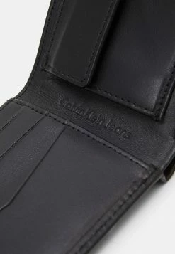 Calvin Klein Jeans PLAQUE BILLFOLD COIN - Portefeuille - Black -Calvin Klein Elegant Magasin 42e94e3968a64d6381758cf51f51a1df