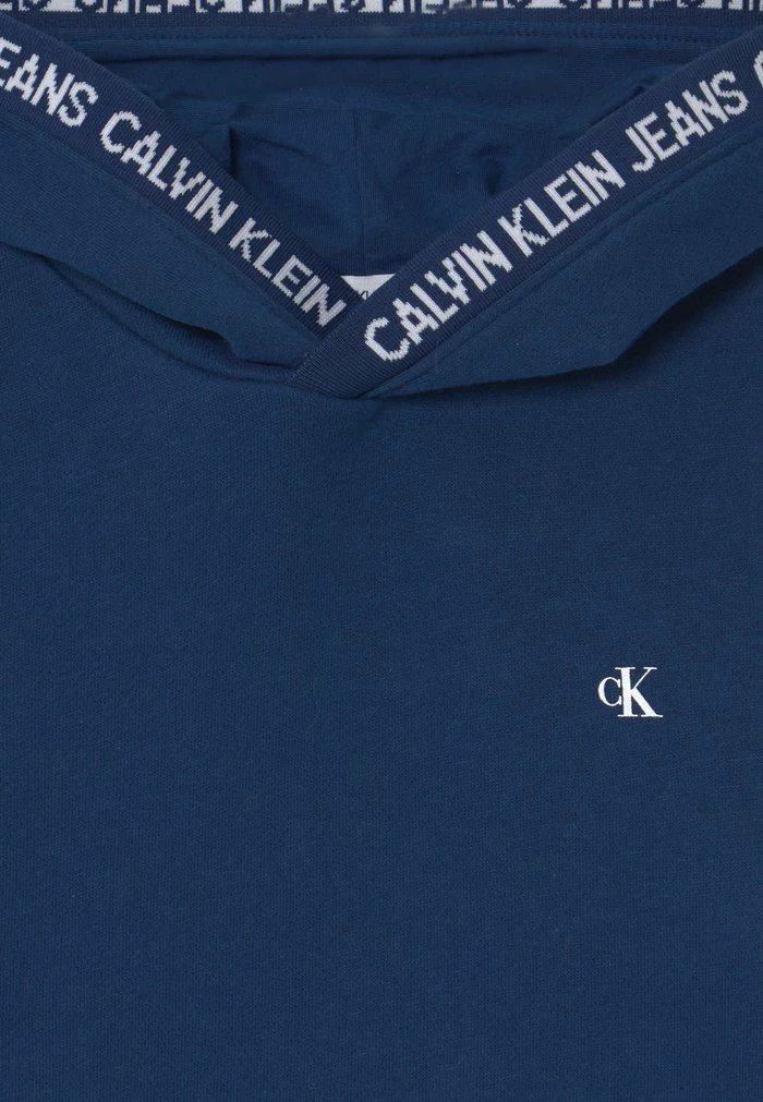 Calvin Klein Jeans INTARSIA LOGO HOODIE UNISEX - Sweat à Capuche - Naval Blue 3 Calvin Klein Jeans INTARSIA LOGO HOODIE UNISEX - Sweat à Capuche - Naval Blue – Image 3
