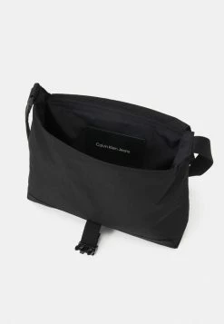 Calvin Klein Jeans CITY SMALL FLAP XBODY - Sac Bandoulière - Black -Calvin Klein Elegant Magasin 443e1c49136a4118a5d5cb0af6f1779d