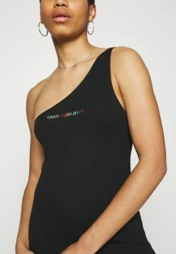 Calvin Klein Jeans PRIDE ASYMMETRICAL RIB DRESS - Robe Fourreau - Black -Calvin Klein Elegant Magasin 4673db47584c4a60905746a2b4c553f9