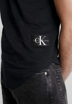 Calvin Klein Jeans BADGE TURN UP SLEEVE - T-shirt Basique - Black -Calvin Klein Elegant Magasin 47dd54e205e546aa93f2a278743fe2ba