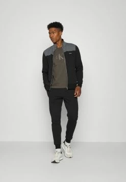 Calvin Klein Elegant Magasin -Calvin Klein Elegant Magasin 47e03baa86ec4dd6b9fd81feb10cf39d