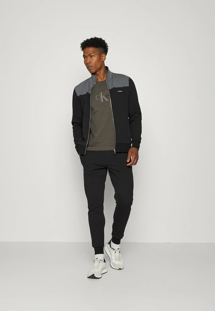 Calvin Klein Jeans ARCHIVAL MONOGRAM TEE UNISEX - T-shirt Imprimé - Black Olive/crockery 2 Calvin Klein Jeans ARCHIVAL MONOGRAM TEE UNISEX - T-shirt Imprimé - Black Olive/crockery – Image 2