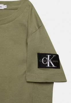 Calvin Klein Jeans BADGE FITTED - T-shirt Basique - Forest Khaki -Calvin Klein Elegant Magasin 4842a10911944859ad55858fa8d17dfa