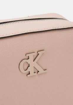 Calvin Klein Jeans MINIMAL MONOGRAM CAMERA BAG - Sac Bandoulière - Pale Conch Shell 11 Calvin Klein Jeans MINIMAL MONOGRAM CAMERA BAG - Sac Bandoulière - Pale Conch Shell -Calvin Klein Elegant Magasin 4a08fbdf6e574ca3bc64107511609325