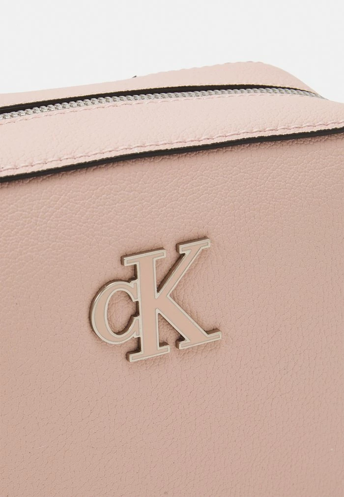 Calvin Klein Jeans MINIMAL MONOGRAM CAMERA BAG - Sac Bandoulière - Pale Conch Shell 6 Calvin Klein Jeans MINIMAL MONOGRAM CAMERA BAG - Sac Bandoulière - Pale Conch Shell â Image 6