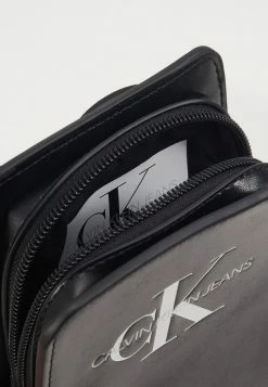 Calvin Klein Jeans MONOGRAM POUCH - Sac Bandoulière - Black -Calvin Klein Elegant Magasin 4c7adef67b2245f2b9af793a21ace3cb