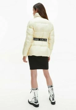 Calvin Klein Jeans LOGO BELT WAISTED SHORT PUFFER - Veste D'hiver - Muslin -Calvin Klein Elegant Magasin 4cc39e0b4c304f39acc1554285393147