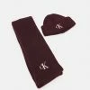 Calvin Klein Jeans BEANIE SCARF SET - Écharpe - Raspberry Juice