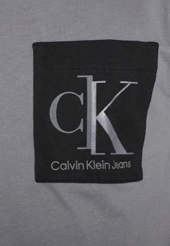 Calvin Klein Jeans SPLICED POCKET TEE - T-shirt Imprimé - Fossil Grey -Calvin Klein Elegant Magasin 4e6a8c764d0b4b3894e8cd7054da6700