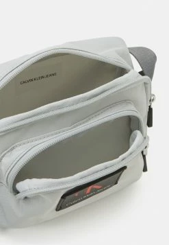 Calvin Klein Jeans CAMERA BAG - Sac Bandoulière - Stone Grey -Calvin Klein Elegant Magasin 4f1cf51e5fbe47c18992e571d8a94bdb