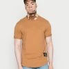 Calvin Klein Jeans BADGE TURN UP SLEEVE - T-shirt Basique - Tobacco Brown