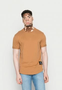 Calvin Klein Jeans BADGE TURN UP SLEEVE - T-shirt Basique - Tobacco Brown