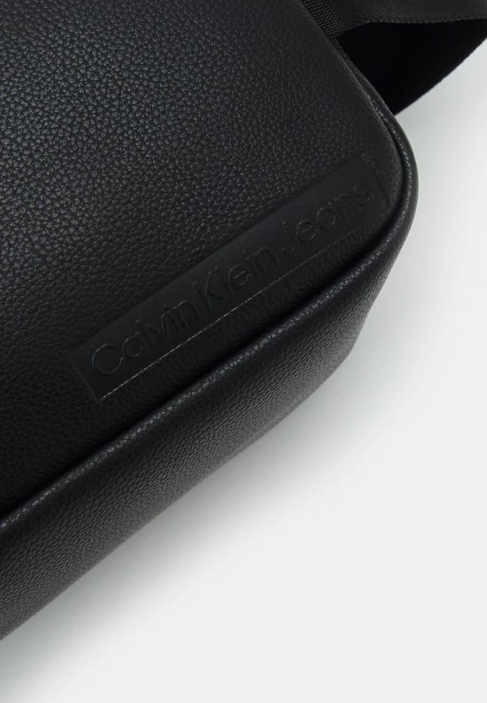 Calvin Klein Jeans LOGO EMBOSS WASHBAG UNISEX - Accessoire De Voyage - Black 4 Calvin Klein Jeans LOGO EMBOSS WASHBAG UNISEX - Accessoire De Voyage - Black – Image 4