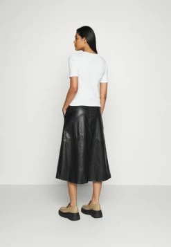 Calvin Klein Jeans BADGE TEE - T-shirt Basique - Bright White -Calvin Klein Elegant Magasin 531e886749af4cd596f824e13fe682dc