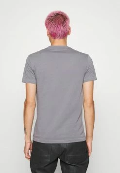 Calvin Klein Jeans INSTITUTIONAL TEE - T-shirt Imprimé - Fossil Grey 7 Calvin Klein Jeans INSTITUTIONAL TEE - T-shirt Imprimé - Fossil Grey -Calvin Klein Elegant Magasin 5437b9f1f9434ed18dc2f1cd0160f226