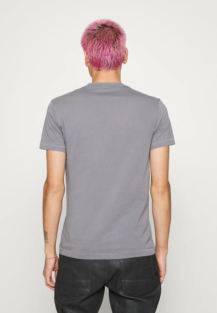Calvin Klein Jeans INSTITUTIONAL TEE - T-shirt Imprimé - Fossil Grey 3 Calvin Klein Jeans INSTITUTIONAL TEE - T-shirt Imprimé - Fossil Grey – Image 3