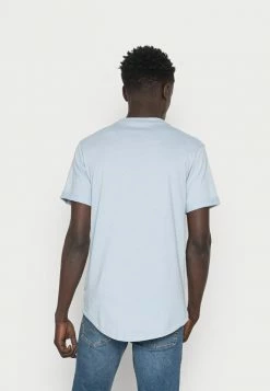 Calvin Klein Jeans BADGE TURN UP SLEEVE - T-shirt Basique - Bayshore Blue -Calvin Klein Elegant Magasin 54504a7b17ec4e0ca13e5345e3a75df5