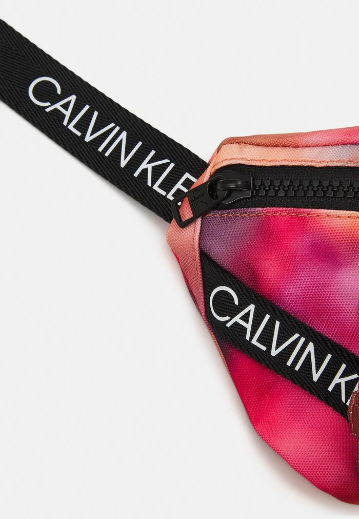 Calvin Klein Jeans DISTORTED WAISTPACK UNISEX - Sac Banane - Red 4 Calvin Klein Jeans DISTORTED WAISTPACK UNISEX - Sac Banane - Red – Image 4