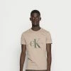 Calvin Klein Jeans SEASONAL MONOGRAM TEE - T-shirt Imprimé - Crockery/black Olive