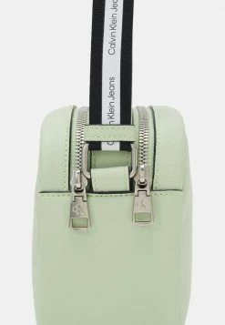 Calvin Klein Jeans ULTRALIGHT DOUBLE ZIP CAMERA BAG - Sac Bandoulière - Jaded Green -Calvin Klein Elegant Magasin 56ca5c972d93452cb3a150e9f35011e6