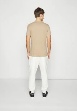 Calvin Klein Jeans SEASONAL MONOGRAM TEE - T-shirt Imprimé - Tawny Sand -Calvin Klein Elegant Magasin 57cad5efb63e425aa33a6eb6653394f9