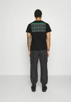 Calvin Klein Jeans CK REPEAT TEXT GRAPHIC TEE UNISEX - T-shirt Imprimé - Black -Calvin Klein Elegant Magasin 58551be6d1e647f98664eef8ba9d7730