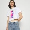 Calvin Klein Jeans PRIDE MONOGRAM CROP TEE UNISEX - T-shirt Imprimé - Bright White
