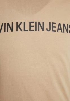 Calvin Klein Jeans INSTITUTIONAL TEE - T-shirt Imprimé - Tawny Sand -Calvin Klein Elegant Magasin 58fceca65d714a7192d3ae8e84900fb9