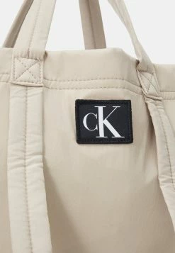 Calvin Klein Jeans CITY SQUARE TOTE - Cabas - Eggshell -Calvin Klein Elegant Magasin 59a327e3165f42eab108a01bd91885f6